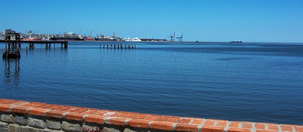 Montevideo Bay, Uruguay (Source: Wikimedia Commons)